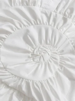 Robe courte blanche boutonnée à manches longues et col rabattu idéale pour tous les jours.