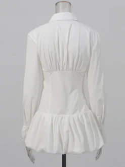 Robe courte blanche boutonnée à manches longues et col rabattu idéale pour tous les jours.