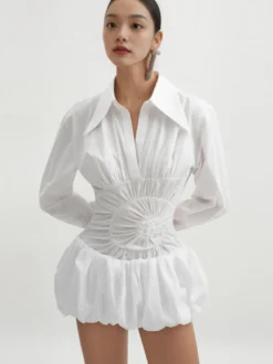 Robe courte blanche boutonnée à manches longues et col rabattu idéale pour tous les jours.