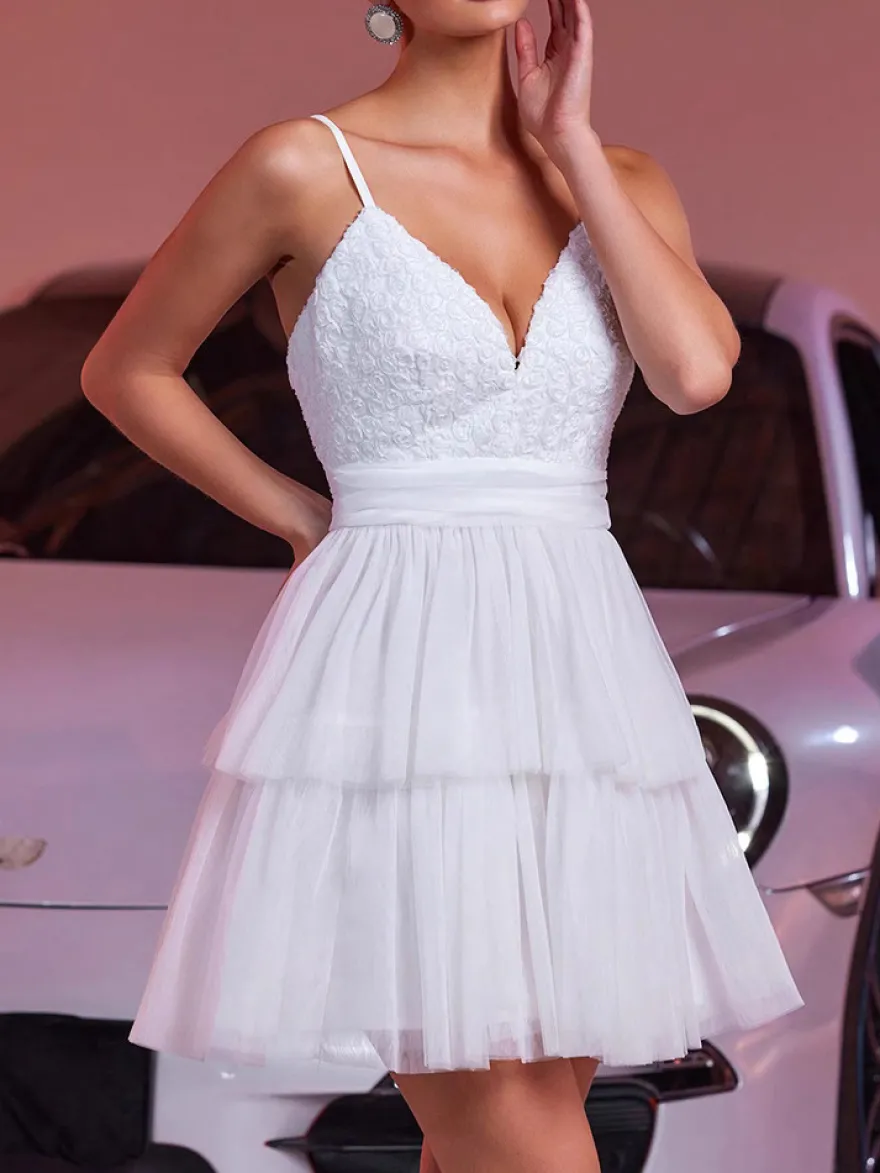 Robe courte blanche à col en V et fleurs pour soirée 2026