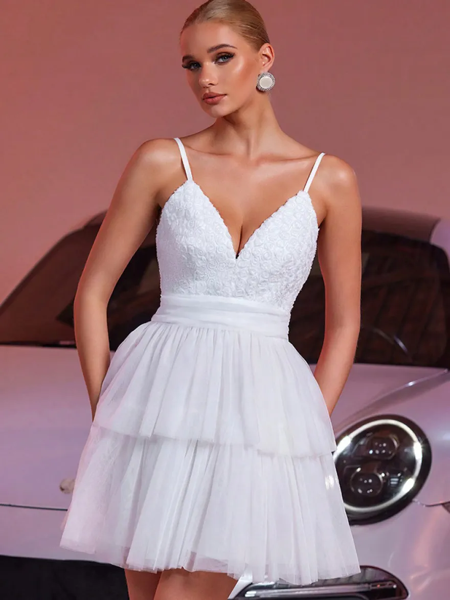 Robe courte blanche à col en V et fleurs pour soirée 2026