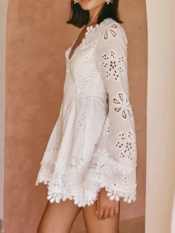 Robe courte blanche en dentelle ajourée pour femme - Robe bohème à col V manches longues laçage latéral et coupe évasée - Collection Printemps-Été 2026
