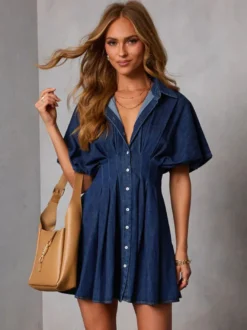 Robe courte bleue foncé décontractée à manches courtes et col rabattu pour femme taille haute.