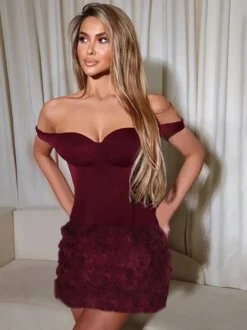 Robe courte bordeaux à ourlet en pétales de rose 3D pour femme - Robe moulante romantique avec foulard - Tenue de soirée estivale élégante et raffinée 2026