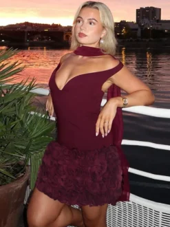 Robe courte bordeaux à ourlet en pétales de rose 3D pour femme - Robe moulante romantique avec foulard - Tenue de soirée estivale élégante et raffinée 2026