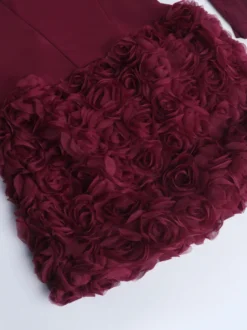 Robe courte bordeaux à ourlet en pétales de rose 3D pour femme - Robe moulante romantique avec foulard - Tenue de soirée estivale élégante et raffinée 2026