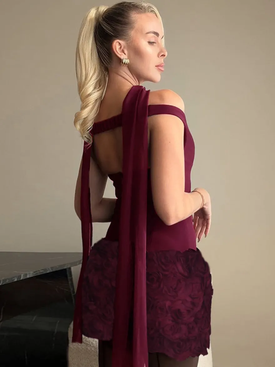 Robe courte bordeaux à ourlet en pétales de rose 3D pour femme - Robe moulante romantique avec foulard - Tenue de soirée estivale élégante et raffinée 2026
