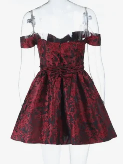 Robe courte bordeaux à épaules dénudées en jacquard fleuri - Idéale pour un bal de promo ou une fête d'anniversaire (2026)