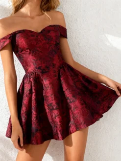Robe courte bordeaux à épaules dénudées en jacquard fleuri - Idéale pour un bal de promo ou une fête d'anniversaire (2026)