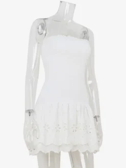 Robe courte en dentelle ajourée pour femme - Robe bustier blanche à volants et smocks - Idéale pour les vacances d'été à la plage 2026