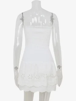 Robe courte en dentelle ajourée pour femme - Robe bustier blanche à volants et smocks - Idéale pour les vacances d'été à la plage 2026
