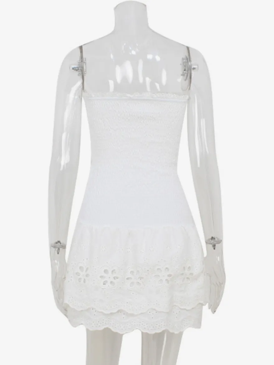 Robe courte en dentelle ajourée pour femme - Robe bustier blanche à volants et smocks - Idéale pour les vacances d'été à la plage 2026