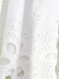 Robe courte en dentelle ajourée pour femme - Robe bustier blanche à volants et smocks - Idéale pour les vacances d'été à la plage 2026