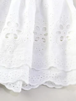 Robe courte en dentelle ajourée pour femme - Robe bustier blanche à volants et smocks - Idéale pour les vacances d'été à la plage 2026