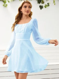 Robe Courte Femme en Mousseline à Col Carré avec Manches Longues Amples Coupe Cintrée Bas Evasée Unicolore