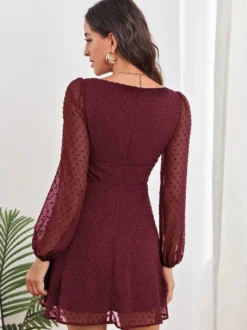 Robe Courte Femme en Mousseline à Col Carré avec Manches Longues Amples Coupe Cintrée Bas Evasée Unicolore
