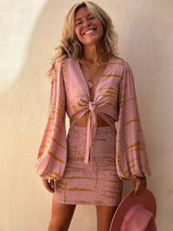 Robe courte imprimée bohème pour femme - Col en V à nouer sur le devant manches lanternes smockées - Collection été 2026