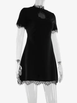 Robe courte élégante noire à col montant et manches courtes coupe trapèze ornée de dentelle et à découpe en forme de goutte - Idéale pour une fête d'anniversaire printanière (2026)