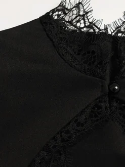 Robe courte élégante noire à col montant et manches courtes coupe trapèze ornée de dentelle et à découpe en forme de goutte - Idéale pour une fête d'anniversaire printanière (2026)