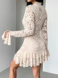 Robe courte à manches longues col en V dentelle superposée et ourlet à volants collection femme 2026