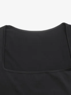 Robe courte noire décontractée à manches longues et col carré pour femme coupe ajustée ourlet bouffant et volants.