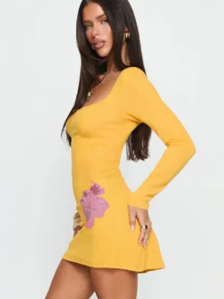 Robe côtelée à strass et fleurs pour femme - Robe moulante mini jaune à manches longues et col carré - Collection printemps-été 2026