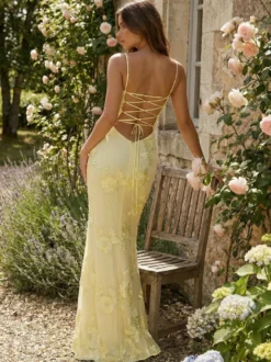 Robe de bal longue fourreau à fines bretelles et broderies florales jaune beurre pour femmes 2026