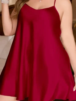 Robe de lingerie sexy en polyester sans manches à bretelles et col montant.