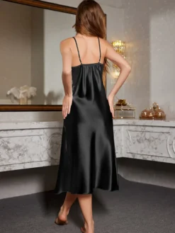 Robe de lingerie sexy en soie sans manches fendue jusqu'à la cuisse à bretelles et décolleté plongeant.