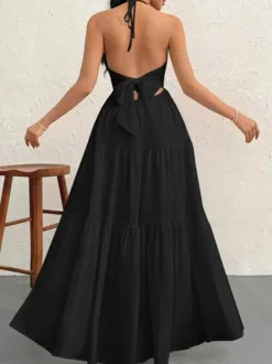 Robe de plage longue maxi fluide à dos nu et col halter en V ornée de volants superposés idéale pour les vacances d'été.