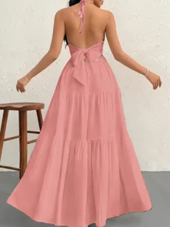 Robe de plage longue maxi fluide à dos nu et col halter en V ornée de volants superposés idéale pour les vacances d'été.