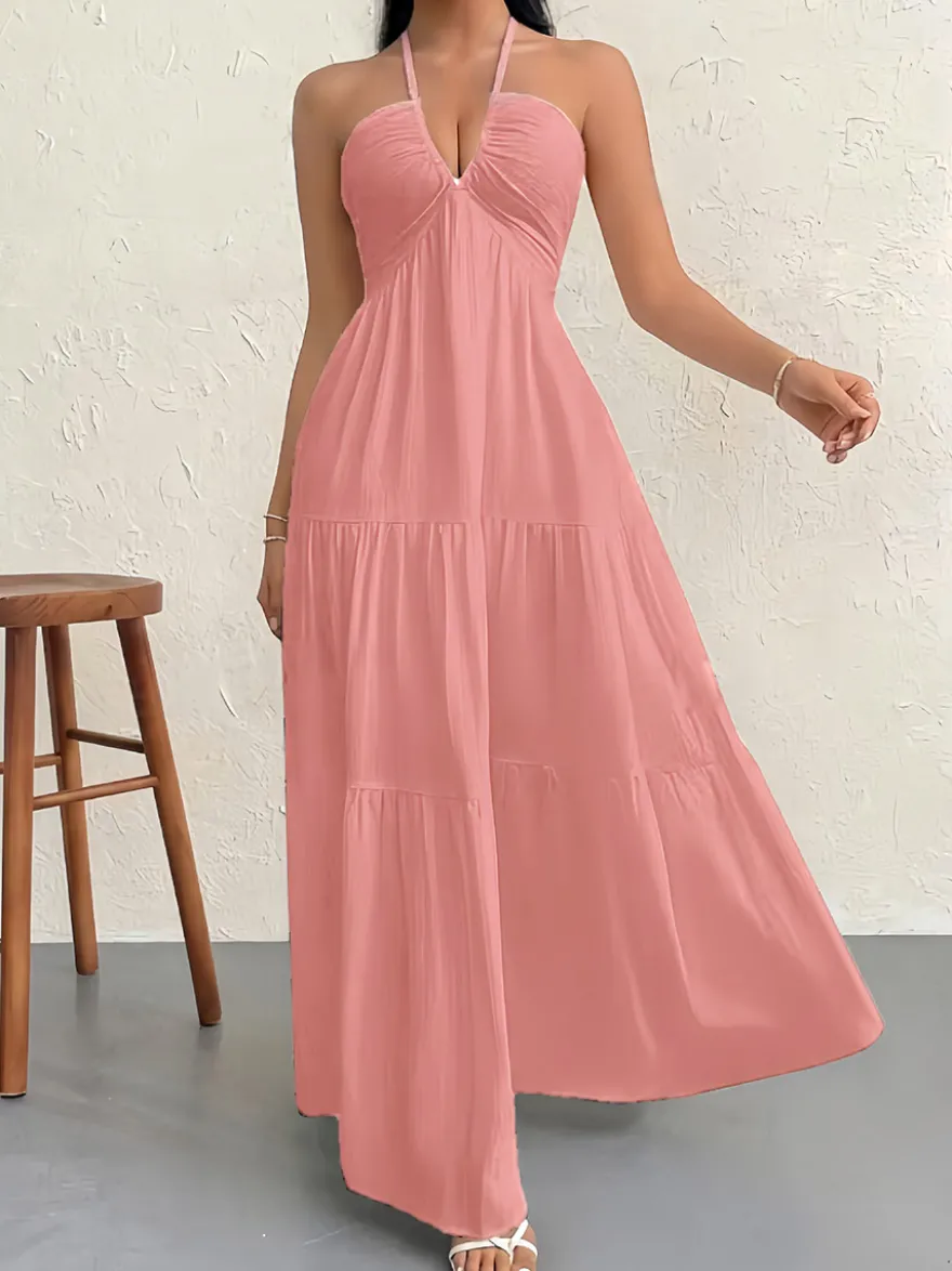 Robe de plage longue maxi fluide à dos nu et col halter en V ornée de volants superposés idéale pour les vacances d'été.