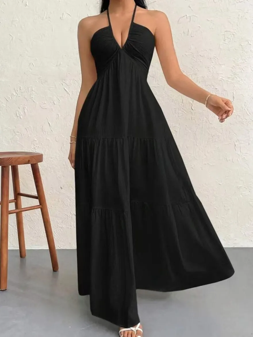 Robe de plage longue maxi fluide à dos nu et col halter en V ornée de volants superposés idéale pour les vacances d'été.