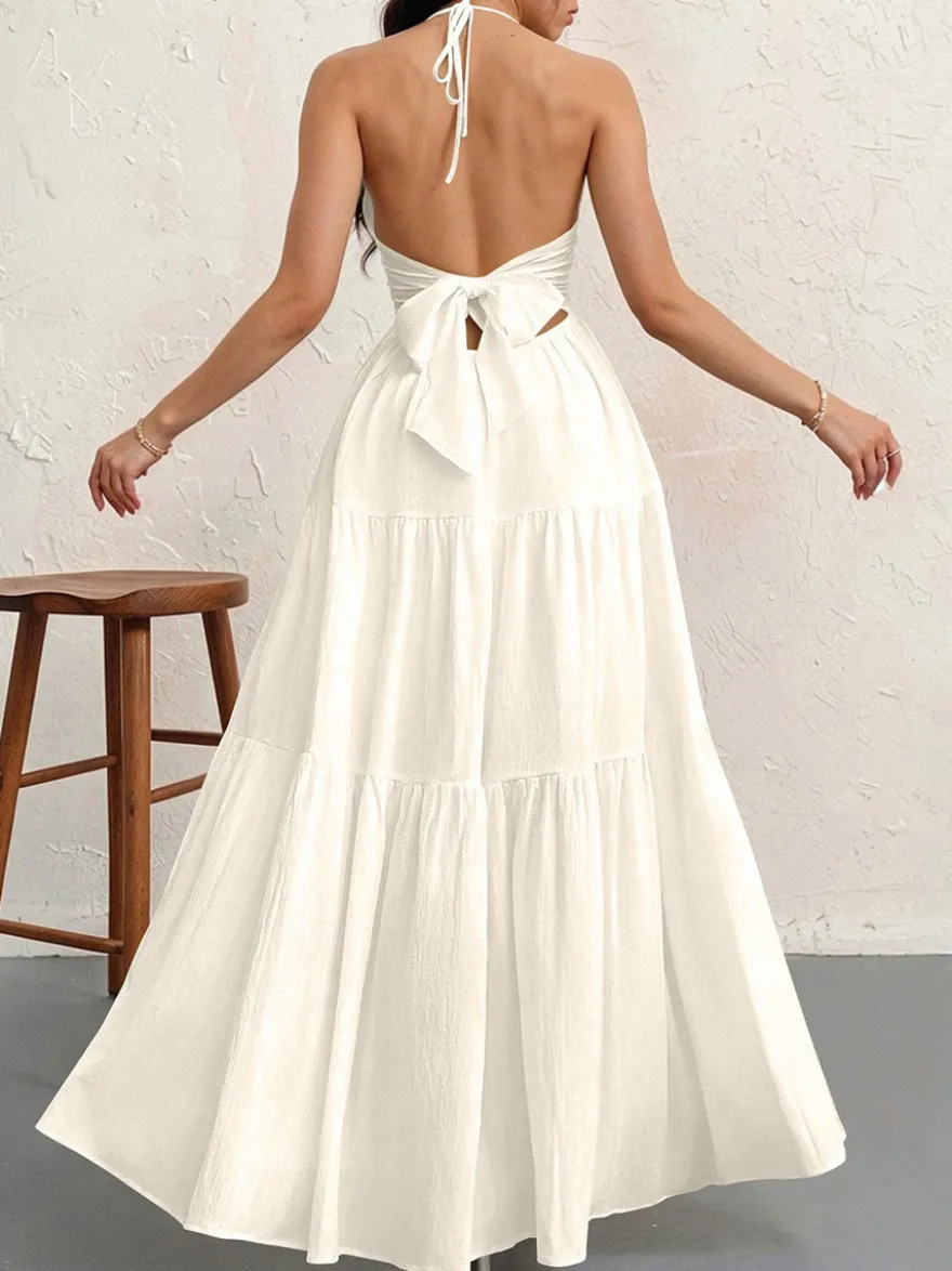 Robe de plage longue maxi fluide à dos nu et col halter en V ornée de volants superposés idéale pour les vacances d'été.