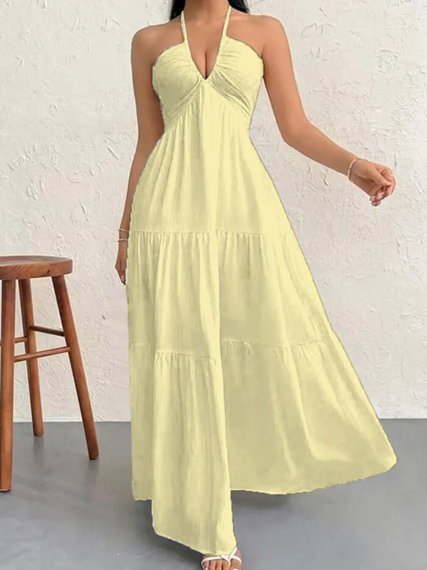 Robe de plage longue maxi fluide à dos nu et col halter en V ornée de volants superposés idéale pour les vacances d'été.