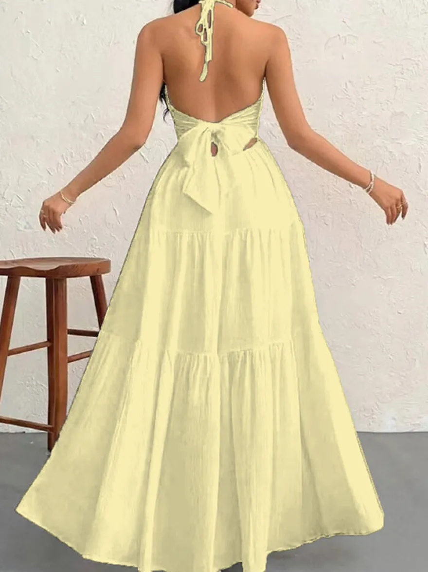 Robe de plage longue maxi fluide à dos nu et col halter en V ornée de volants superposés idéale pour les vacances d'été.