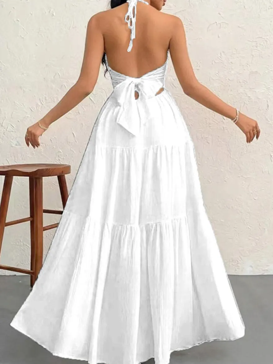 Robe de plage longue maxi fluide à dos nu et col halter en V ornée de volants superposés idéale pour les vacances d'été.