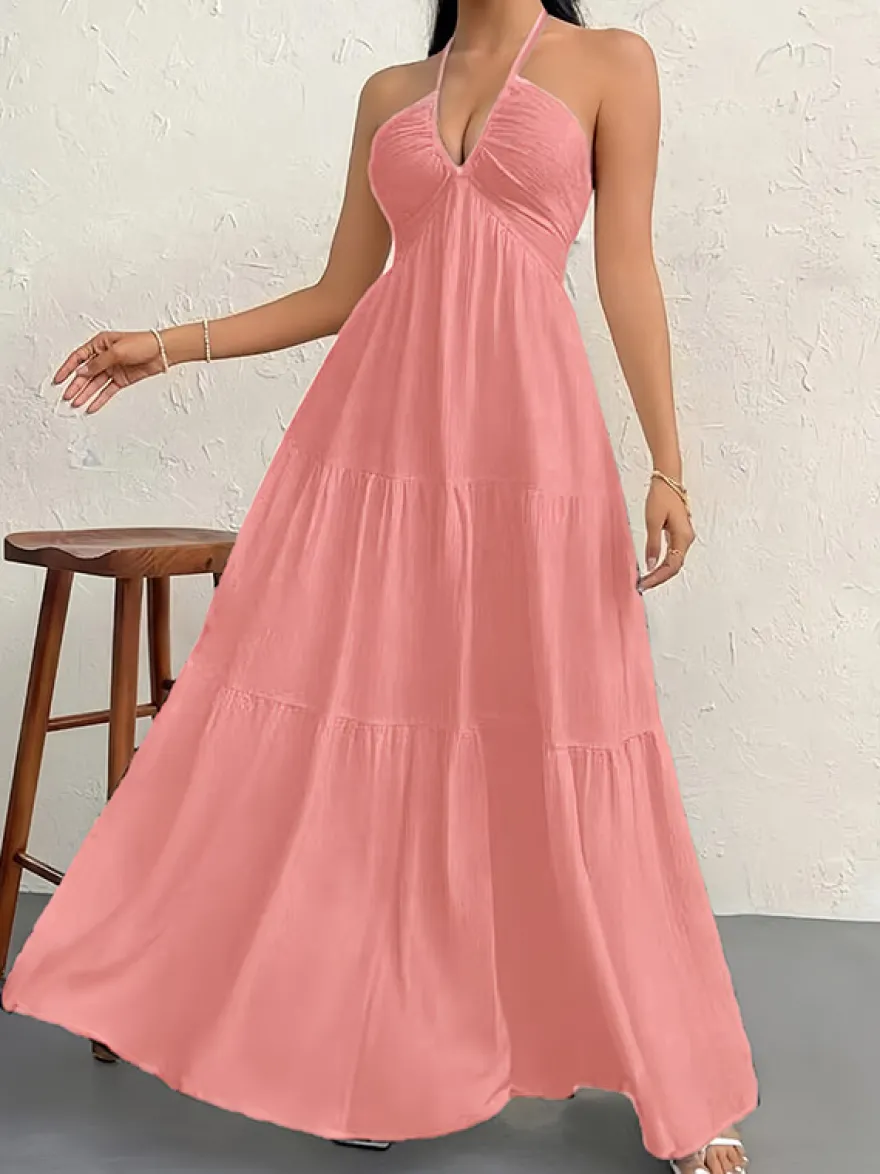 Robe de plage longue maxi fluide à dos nu et col halter en V ornée de volants superposés idéale pour les vacances d'été.