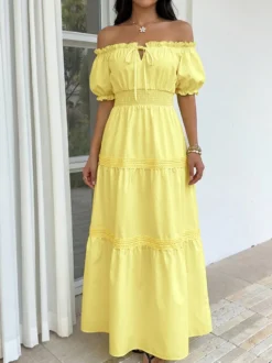 Robe de plage midi à épaules dénudées et manches bouffantes idéale pour les vacances.