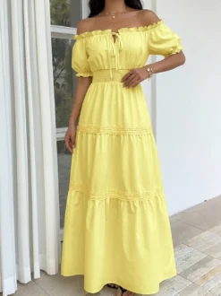 Robe de plage midi à épaules dénudées et manches bouffantes idéale pour les vacances.