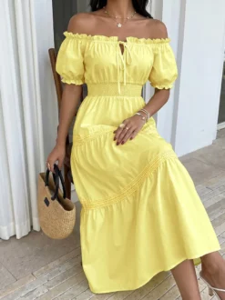 Robe de plage midi à épaules dénudées et manches bouffantes idéale pour les vacances.