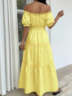 Robe de plage midi à épaules dénudées et manches bouffantes idéale pour les vacances.