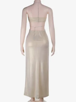 Robe de soirée abricot en satin sirène moulante à strass dos nu fente latérale et décolleté dos nu ornée de strass.