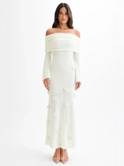 Robe de soirée blanche décontractée à fleurs manches longues et épaules dénudées ornée de fleurs.