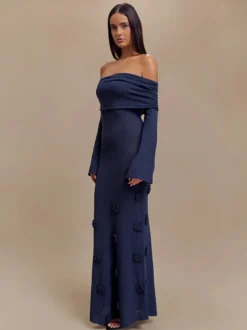 Robe de soirée blanche décontractée à fleurs manches longues et épaules dénudées ornée de fleurs.