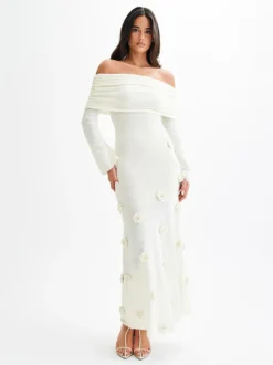 Robe de soirée blanche décontractée à fleurs manches longues et épaules dénudées ornée de fleurs.