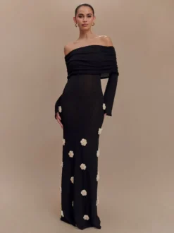 Robe de soirée blanche décontractée à fleurs manches longues et épaules dénudées ornée de fleurs.