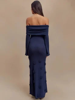 Robe de soirée blanche décontractée à fleurs manches longues et épaules dénudées ornée de fleurs.