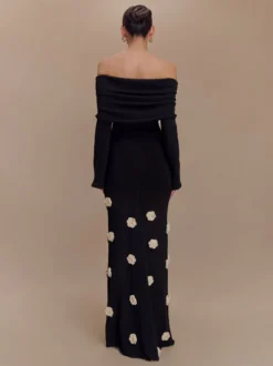 Robe de soirée blanche décontractée à fleurs manches longues et épaules dénudées ornée de fleurs.