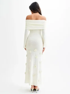 Robe de soirée blanche décontractée à fleurs manches longues et épaules dénudées ornée de fleurs.